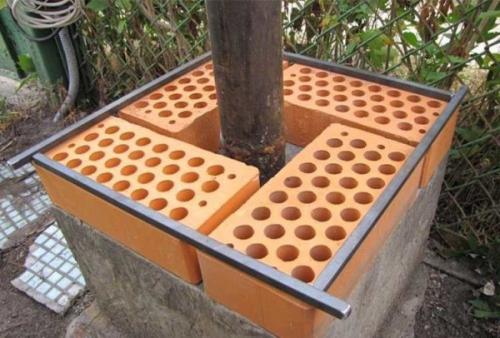 Как правильно выровнять столб из кирпича для забора. Кладка заборных столбов: технологии