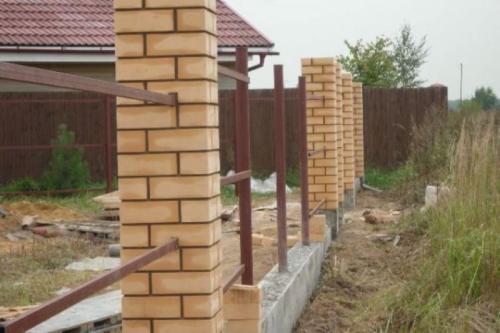 Как сложить столб из кирпича для забора своими руками. Ленточный