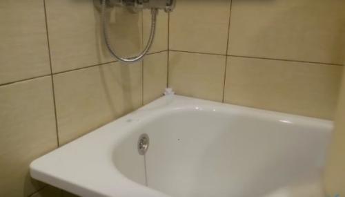 Бортик между ванной и стеной. Лента