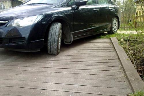 Парковка на даче эконом. Как сделать площадку под машину на даче из досок