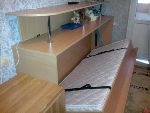 Кровать с подъемом к стене. Откидная кровать: формы современных моделей и лучшие варианты для встроенных идей (100 фото)