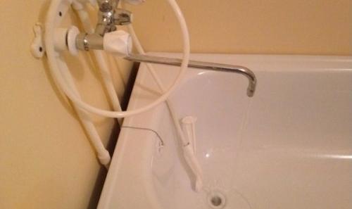 Большая щель между ванной и стеной, как заделать. Как заделать щели между ванной и стеной: возможные варианты борьбы