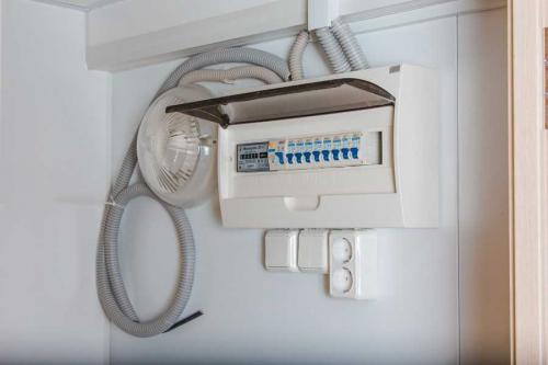 Для чего нужны автоматы в щитке. Монтаж автомата в щитке