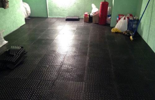 Как сделать полы в гараже. Способ 4 – устройство резиновых покрытий 01