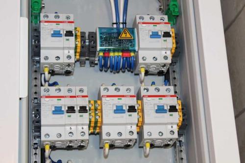 Как правильно соединить автоматы в щитке между собой. Перемычки