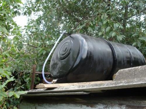 Как установить бак на летний душ с покатой крышей. Бочка для летнего душа: особенности выбора и монтажа