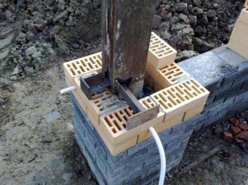 Как сделать колонны для забора. Выбор кирпича для столбов и материала для секций забора