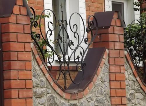 Как сделать колонны для забора. Выбор кирпича для столбов и материала для секций забора