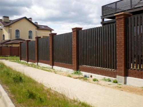 Кирпичные столбы для забора своими руками. Кладка кирпичных столбов для забора – технология строительства