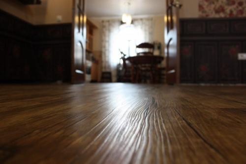 Самоклеющаяся плитка пвх для пола. Характеристики