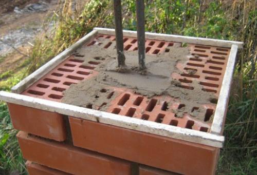 Кирпичные столбы для забора размеры. Конструкция забора с использованием кирпичных столбов