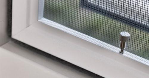 Крепления для наружной москитной сетки. Виды креплений москитных сеток