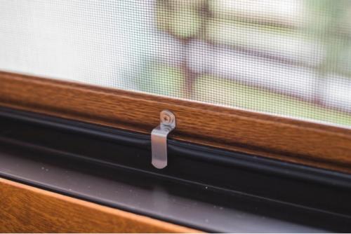 Крепление для москитной сетки своими руками. Установка москитной сетки своими руками