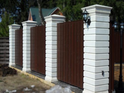 Столбы для забора: советы по выбору и лучшие идеи применения основных моделей (100 фото)