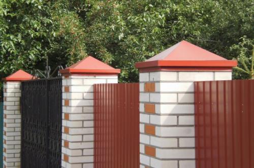 Столбы для забора: советы по выбору и лучшие идеи применения основных моделей (100 фото)