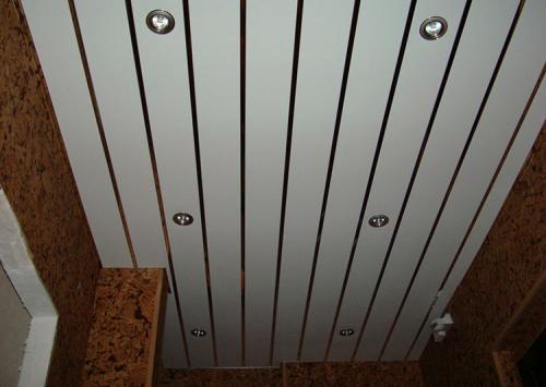 Реечный алюминиевый потолок в ванной. Установка реечного потолка в ванной: перечень материалов и инструкция по выполнению работ