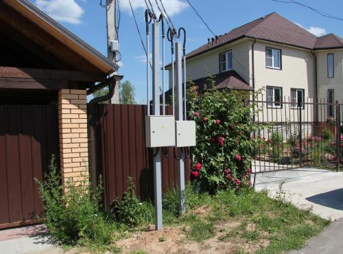 Как сделать гусак для электричества. Монтаж трубостойки для ввода электричества на участок своими руками: высота крепление и установка под счетчик