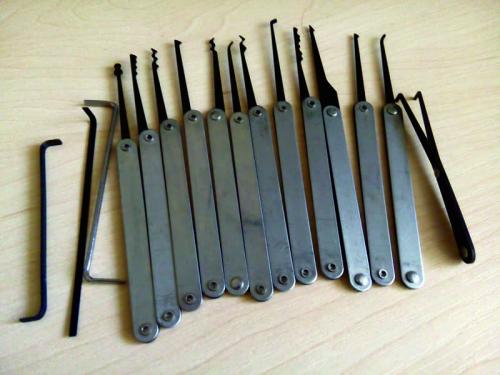 Как открыть захлопнувшуюся входную дверь. Захлопнулась входная дверь: как открыть замок без ключа