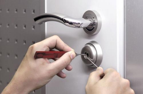 Захлопнулась дверь в квартиру куда звонить. Кому можно позвонить, если закрылась дверь?