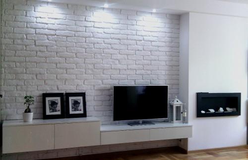 Коричневый кирпич в интерьере. Белый кирпич на стене? Отличная идея!