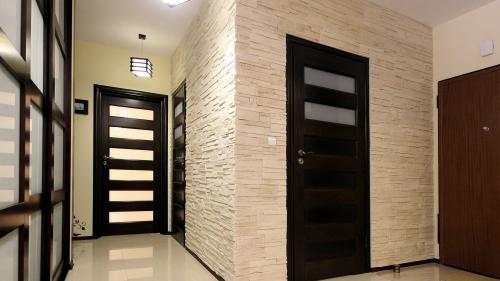 Кирпичная стена в интерьере прихожей. Декоративный кирпич в прихожей – достоинства и недостатки