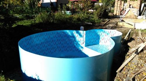 Как сделать пруд на даче из готовой формы. Материал
