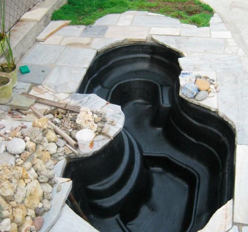 Как сделать пруд на даче из готовой формы. Материал