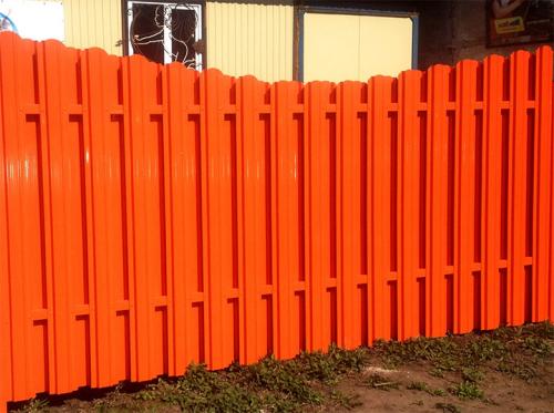 Расстояние между столбами забора из штакетника. Как самому установить забор из металлоштакетника