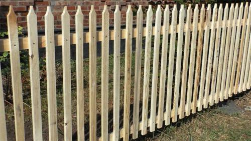 Расстояние между деревянным штакетником. Устанавливаем деревянный штакетник - бюджетную ограду для дачи