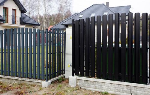 Расстояние между столбами забора из штакетника. Как самому установить забор из металлоштакетника
