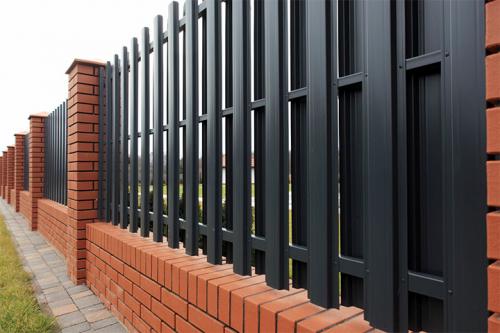 Расстояние между столбами забора из штакетника. Как самому установить забор из металлоштакетника