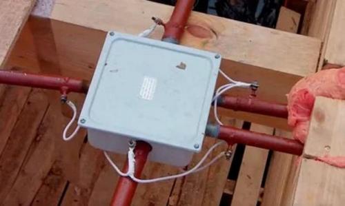 Монтаж электропроводки в деревянном доме своими руками пошаговая инструкция. Общие требования к проводке 06