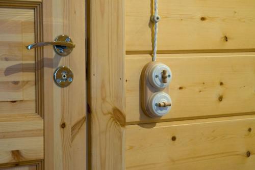 Открытая Проводка в деревянном доме на изоляторах. Как правильно сделать ретро проводку своими руками: монтаж витой электропроводки в деревянном доме на фарфоровых изоляторах под старину