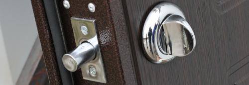 Какие недостатки имеет обычная дверная защелка по сравнению с магнитной