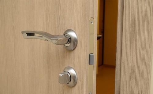 Какие недостатки имеет обычная дверная защелка по сравнению с магнитной