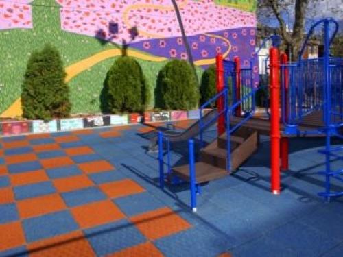 Как делают резиновое покрытие на детских площадках. Приготовление смеси 03 Как делают резиновое покрытие на детских площадках. Приготовление смеси 03