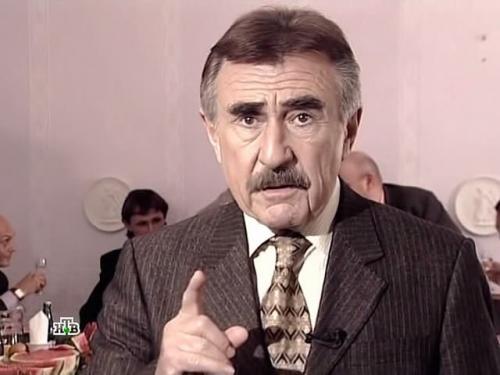 Какие идеи есть для переделки старого дивана в мебель для дома. Тумба-диван с большим местом для хранения из старого советского дивана