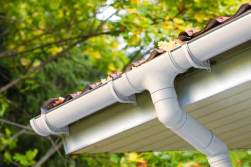 Какие факторы влияют на выбор типа водостоков для мягкой кровли. Виды водосточной системы