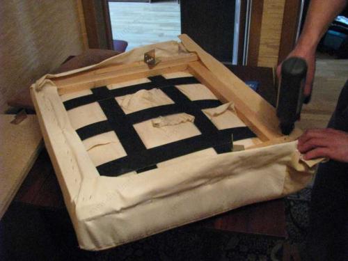 Перетяжка кресла своими руками: пошаговые инструкции и схемы по ремонту и реставрации мягкой мебели