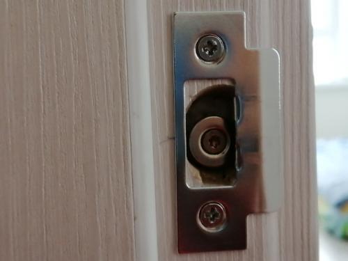 Как можно улучшить работу магнита для двери. Хитрость при установке магнитного замка