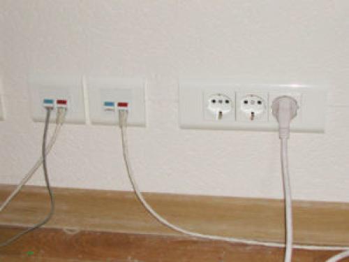 Высота розеток от пола на кухне. Этап второй: монтаж разъемных устройств на рабочей стене