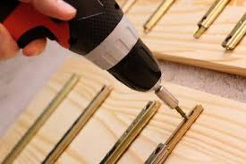 Какие особенности старого дивана могут повлиять на процесс перетягивания. Разборка мебели