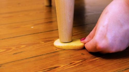 Как избежать травм при перетаскивании дивана своими руками. Как передвинуть мебель по линолеуму, паркету, ламинату, не поцарапав пол?