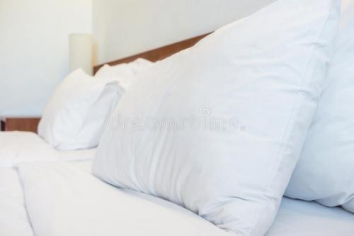 Как правильно накрыть простыню на кровать. Быстрые способы