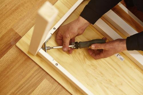 Какие особенности старого дивана могут повлиять на процесс перетягивания. Разборка мебели