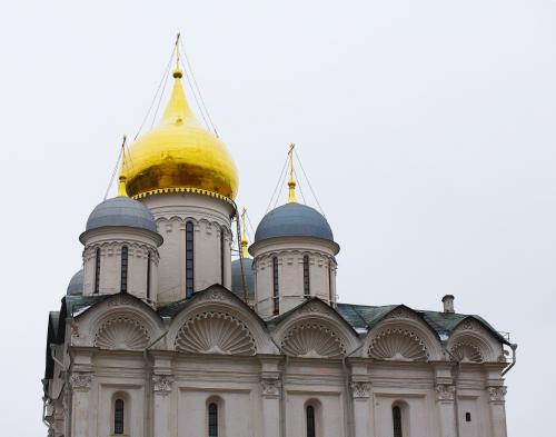 Какие краски наиболее устойчивые к химическим веществам, используемым в ванной комнате