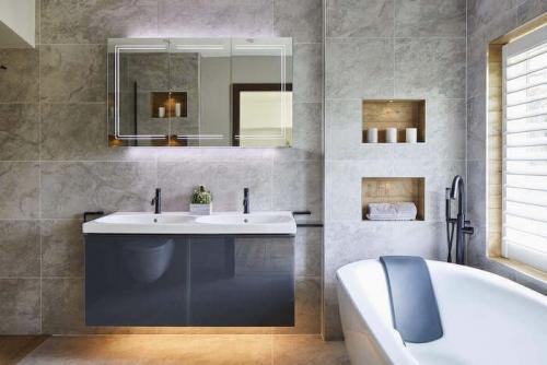 Какие цвета краски наиболее популярны для ванной комнаты. Модные цвета ванной комнаты в 2024 году