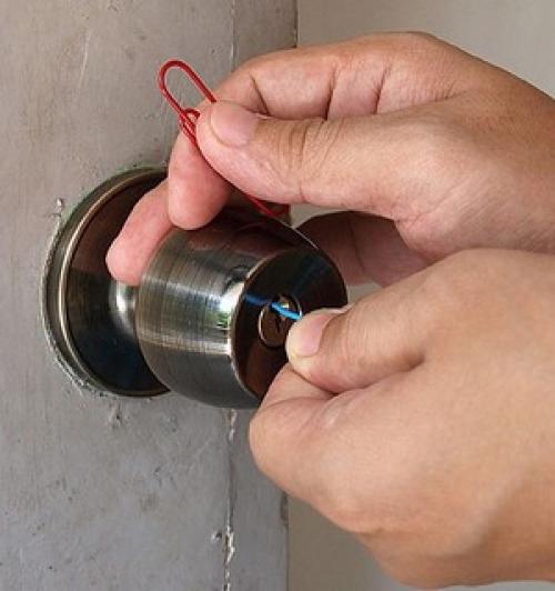 Как открыть замок скрепкой. Как вскрывать замки подручными средствами?