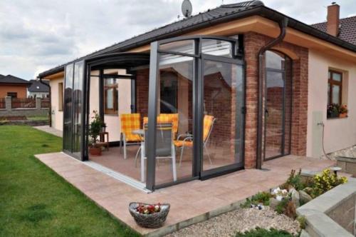 Раздвижная стеклянная перегородка. Конструкция раздвижных перегородок 03