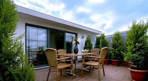 Раздвижная стеклянная перегородка. Конструкция раздвижных перегородок 07